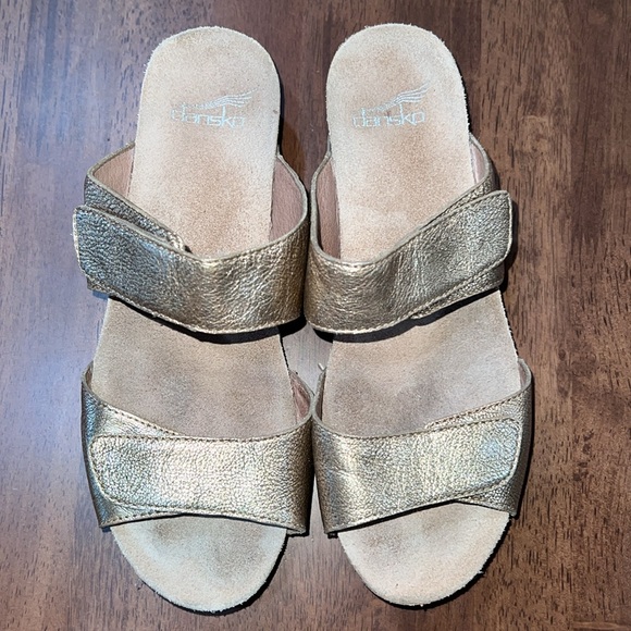 Dansko Vienna Gold Nappa Sandals. Size 37. US 6.5 - Picture 3 of 8